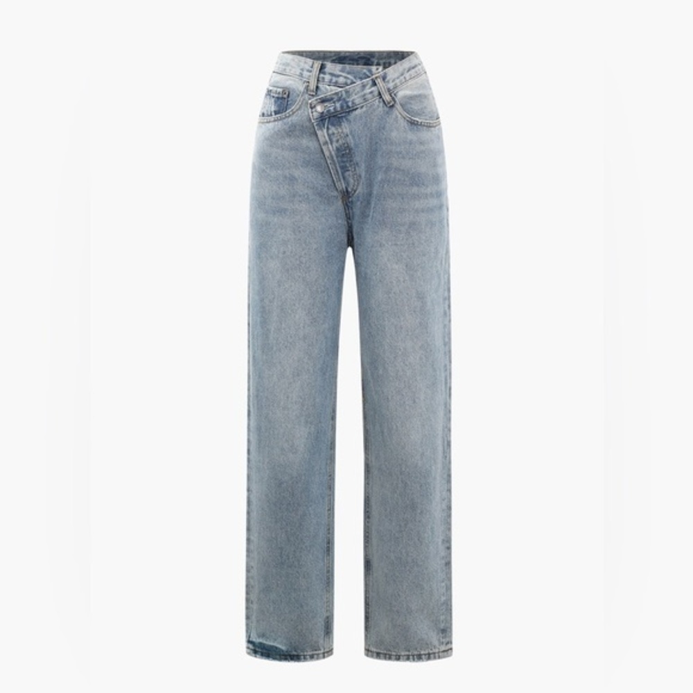 A symmetric Waist Straight Leg‎ Jeans size L